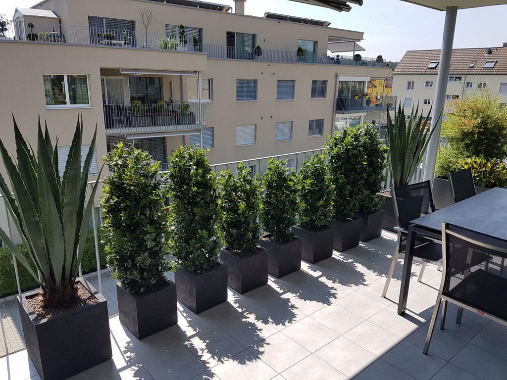 Balkongestaltung mit Kunstpflanzen für den Aussenbereich.