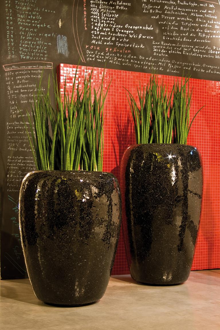 Exklusive PFlanzgefässe dekoriert mit hochwertigen Kunstpflanzen als Innenbegrünung.