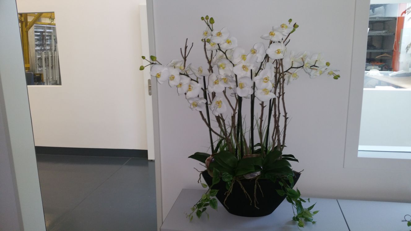 Bürobegrünung mit Kunstblumen Gesteck.
