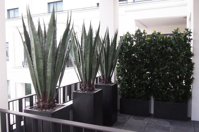 Terrassenbegrünung mit Kunstpflanzen für den Aussenbereich.