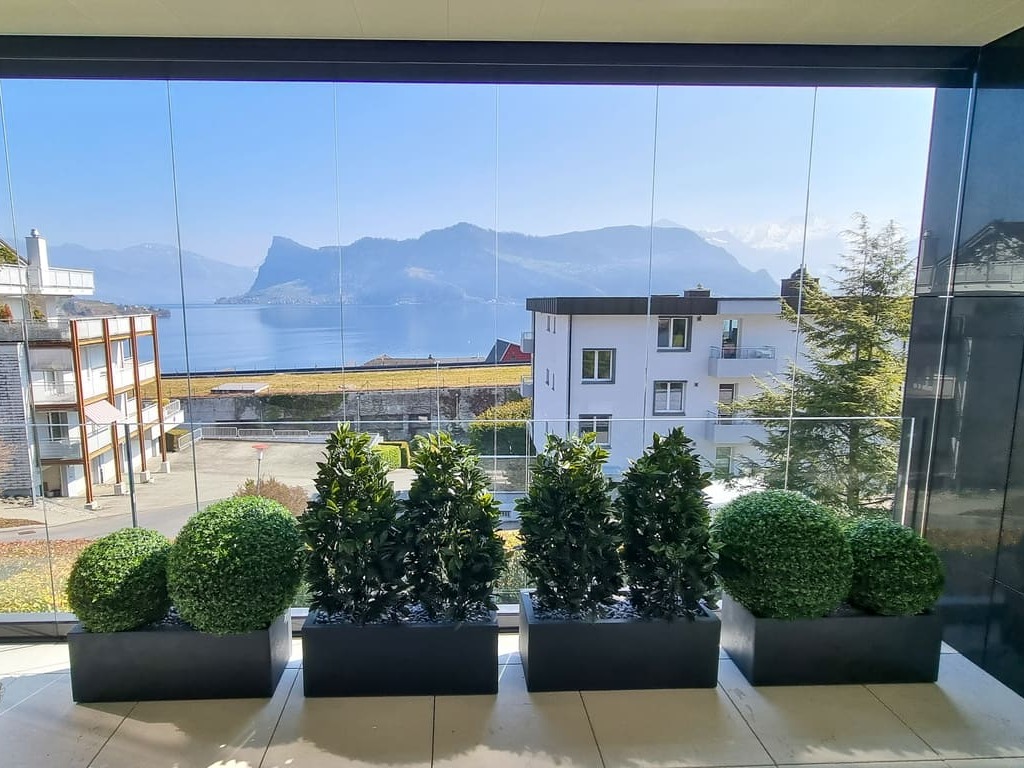 Wetterfeste künstliche Pflanzen für Balkon, Garten oder Terrasse in der Schweiz.